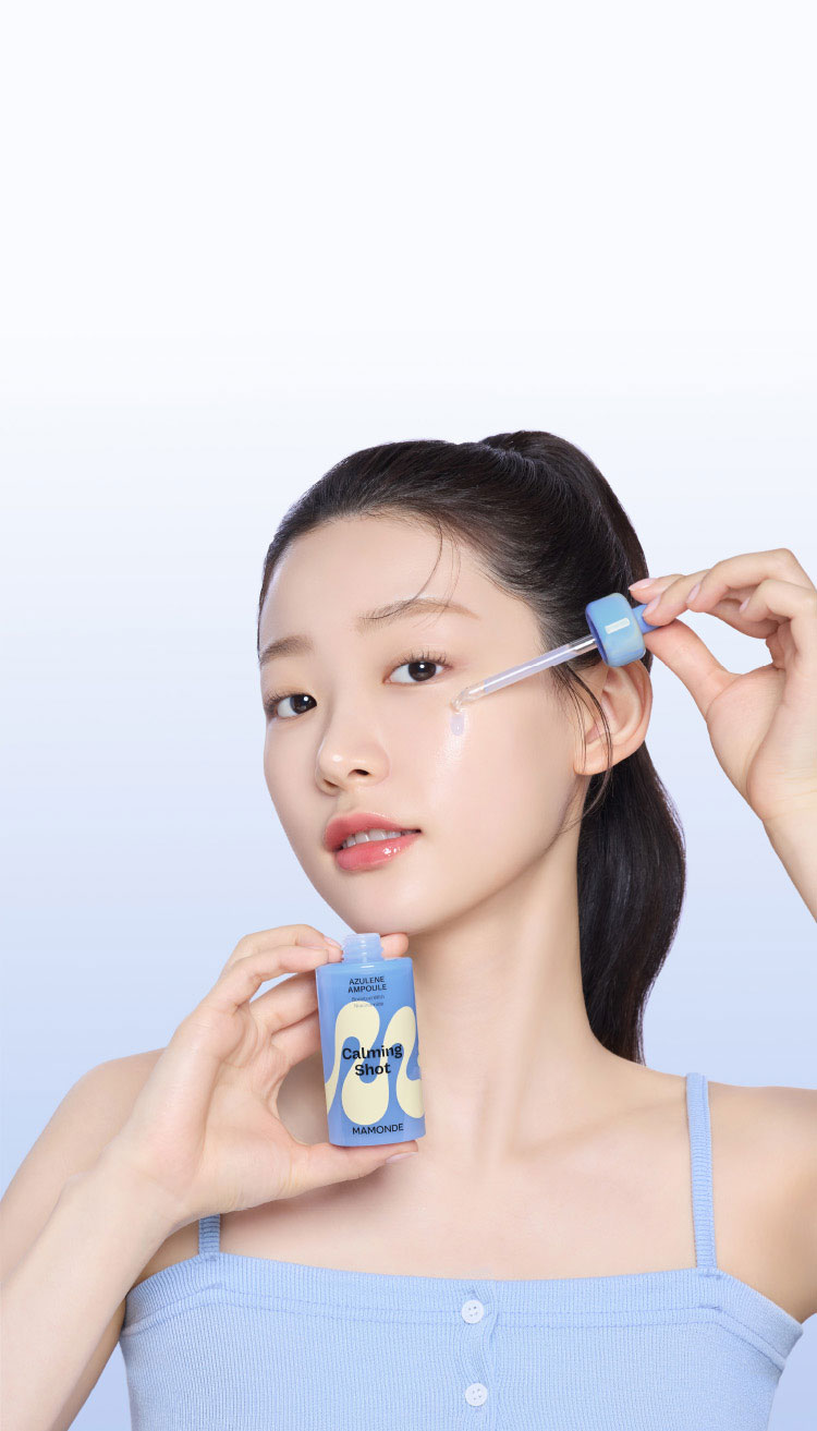마몽드 카밍 샷 아줄렌 흔적진정 수분앰플을 사용하는 모델